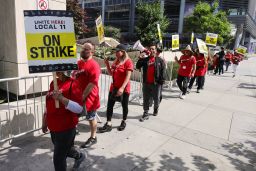 People protest in front of Hotel Indigo as unionized hotel workers in Los Angeles and Orange County go on strike, in Los Angeles, California, U.S. July 2, 2023.  REUTERS/David Swanson