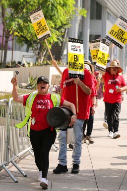 People protest in front of Hotel Indigo as unionized hotel workers in Los Angeles and Orange County go on strike, in Los Angeles, California, U.S. July 2, 2023.  REUTERS/David Swanson