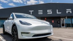 Tesla Model Y се вижда на паркинг за автомобили на Tesla на 31 май 2023 г. в Остин, Тексас. Model Y на Tesla се превърна в най-продаваната кола в света през първото тримесечие на 2023 г. 
