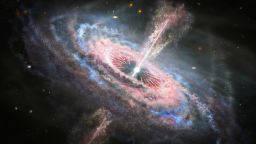 Bu çizim, merkezinde aktif bir kuasar bulunan uzak bir galaksiyi göstermektedir. Bir kuasar, içine düşen madde tarafından beslenen süper kütleli bir kara deliğin ürettiği olağanüstü miktarda enerji yayar. Hubble'ın benzersiz yeteneklerini kullanan gökbilimciler, kara deliğin çevresinden gelen şiddetli radyasyon basıncının, malzemeyi galaksinin merkezinden ışık hızının çok küçük bir hızıyla uzağa ittiğini keşfettiler. "Kuazar rüzgarları" her yıl yüzlerce güneş kütlesindeki maddeyi itiyor. Bu durum, malzeme kar temizleme aracının çevredeki gaz ve toza karışmasıyla tüm galaksiyi etkiler.