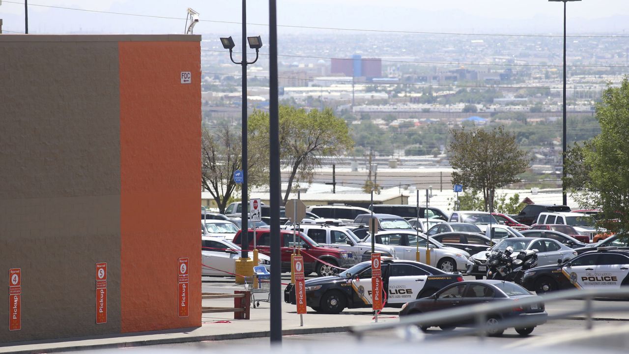 Las fuerzas del orden trabajan en la escena de un tiroteo en un centro comercial en El Paso, Texas, el sábado 3 de agosto de 2019.