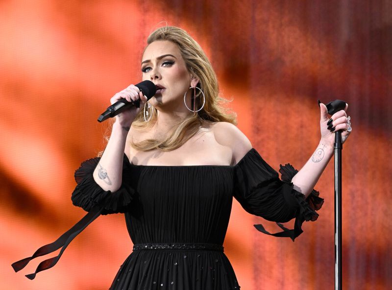 Adele Wants You To Stop Throwing Things During Concerts Trendradars 2224