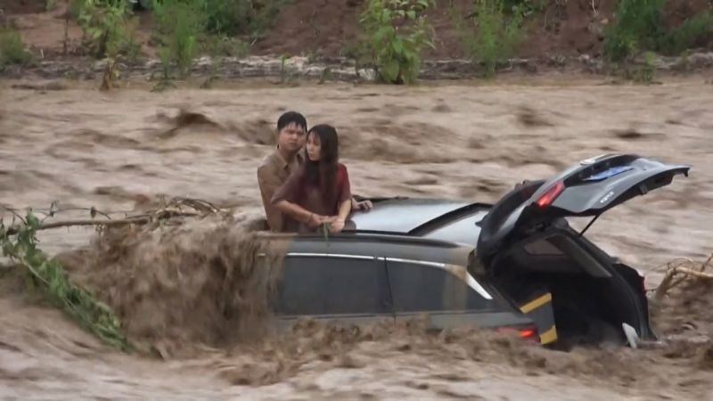 NextImg:Video: Couple trapped by floods in China experience dramatic rescue effort | CNN