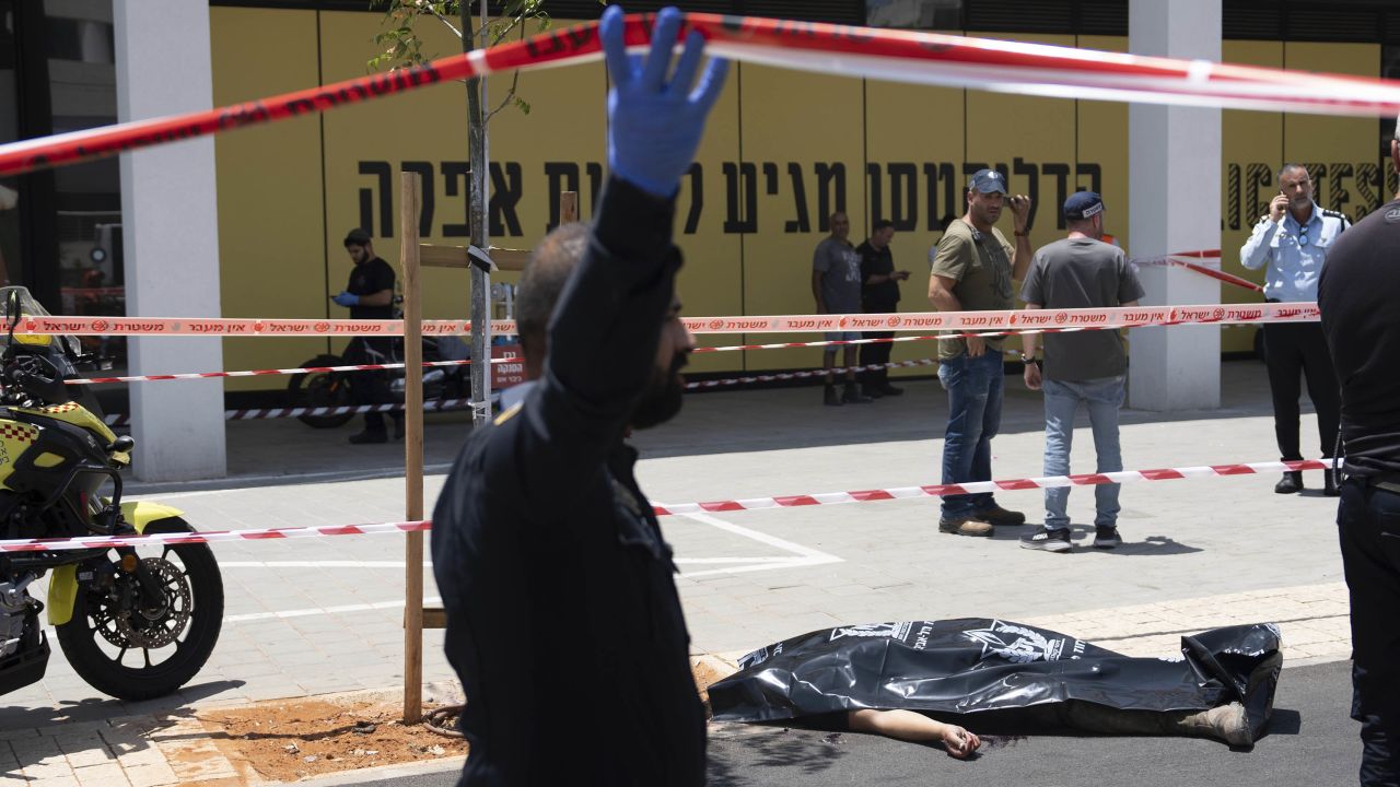 Tabrakan mobil Tel Aviv dan serangan penusukan: Delapan terluka, kata pejabat Israel