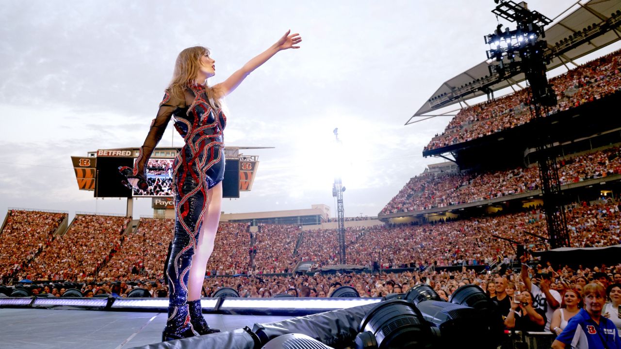Taylor Swift What Makes The Singer So Popular On Her 2024 Tour?