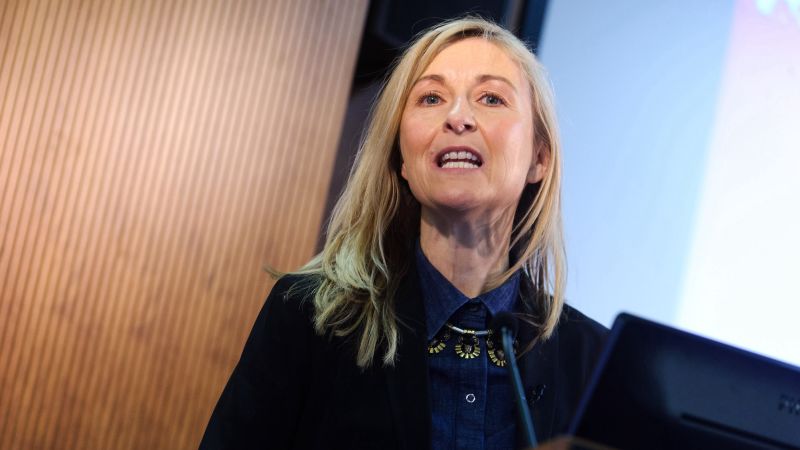 NextImg:Former top UK TV host Fiona Phillips reveals Alzheimer's diagnosis at 61 | CNN
