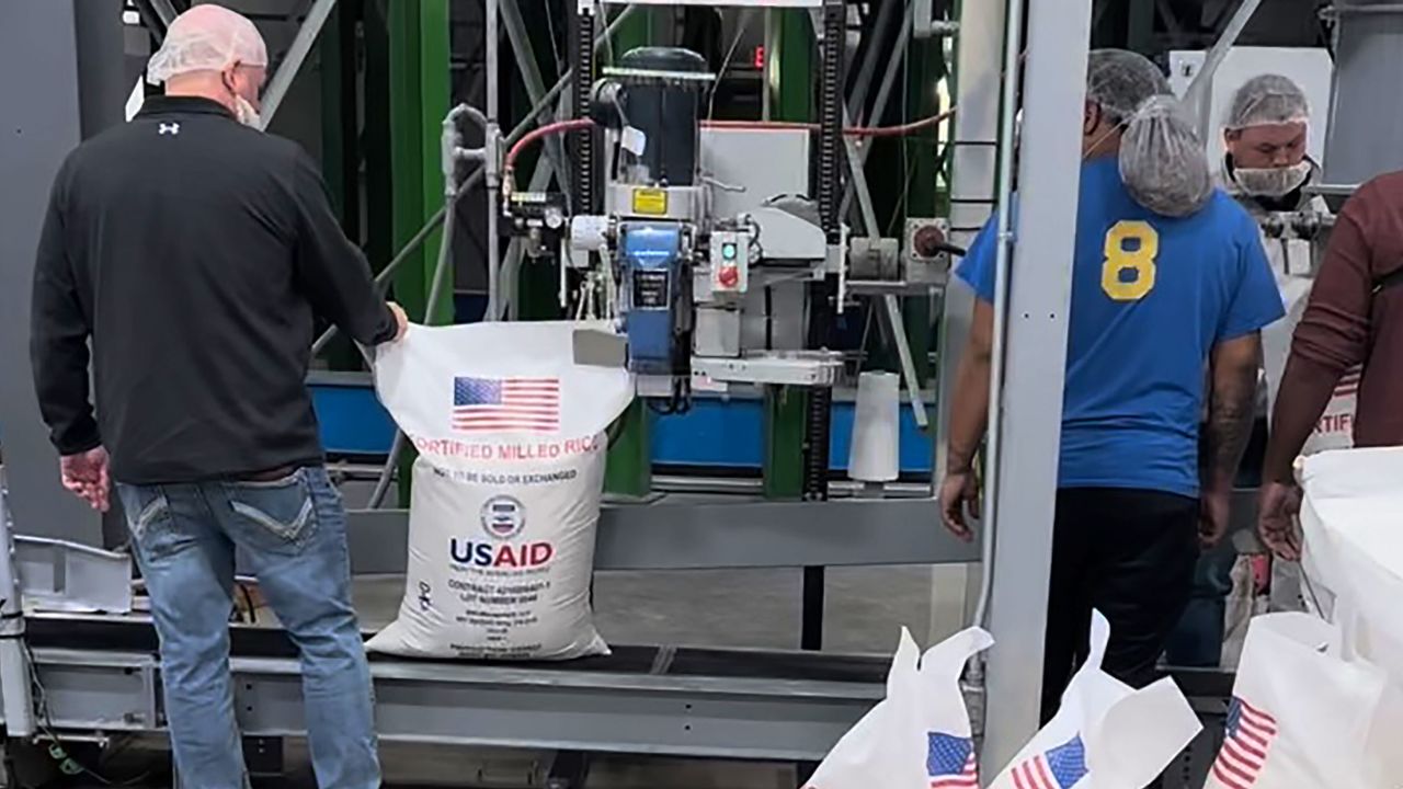 Empleados de Arkansas River Rice preparan un envío para USAID.