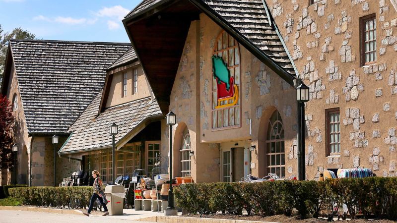 NextImg:Christmas Tree Shops is closing all 70 stores | CNN Business