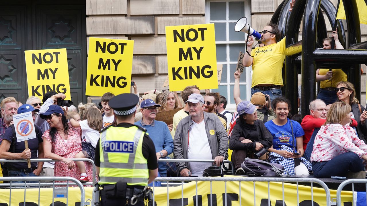 Los manifestantes se concentraron en la Royal Mile antes del servicio de acción de gracias.