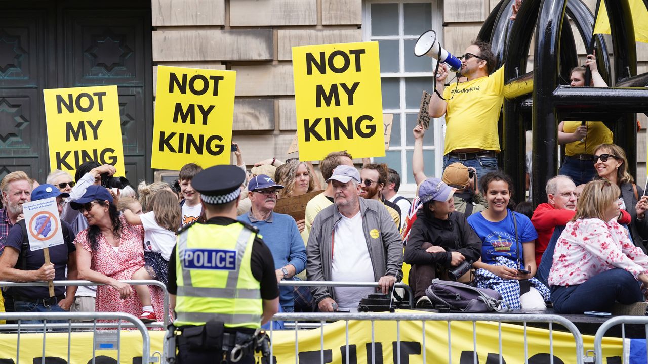 Escocia celebra la coronación del rey Carlos III y la reina Camila con un día de pompa | CNN 3 Los manifestantes se concentraron en la Royal Mile antes del servicio de acción de gracias.