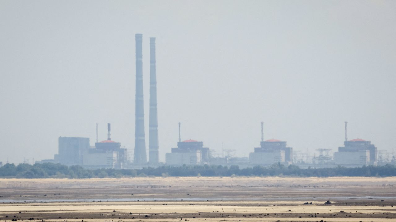 Ucrania advierte que Rusia podría atacar la planta de energía nuclear de Zaporizhzhia. ¿Qué tan preocupados deberíamos estar? | CNN 2 La planta de Zaporizhzhia vista desde las orillas del Dnipro el 16 de junio, después del colapso de la presa de Nova Kakhovka.