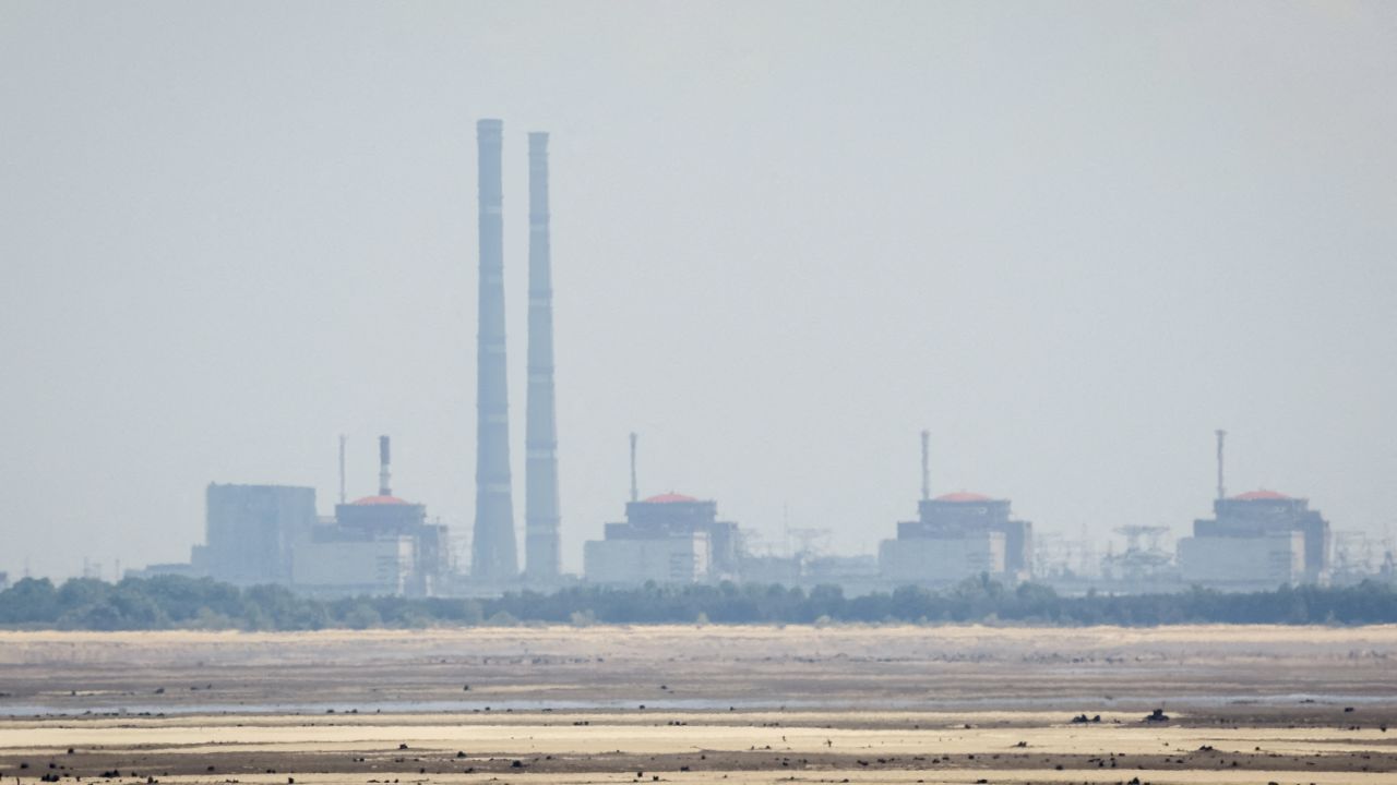 La planta de Zaporizhzhia vista desde las orillas del Dnipro el 16 de junio, después del colapso de la presa de Nova Kakhovka.