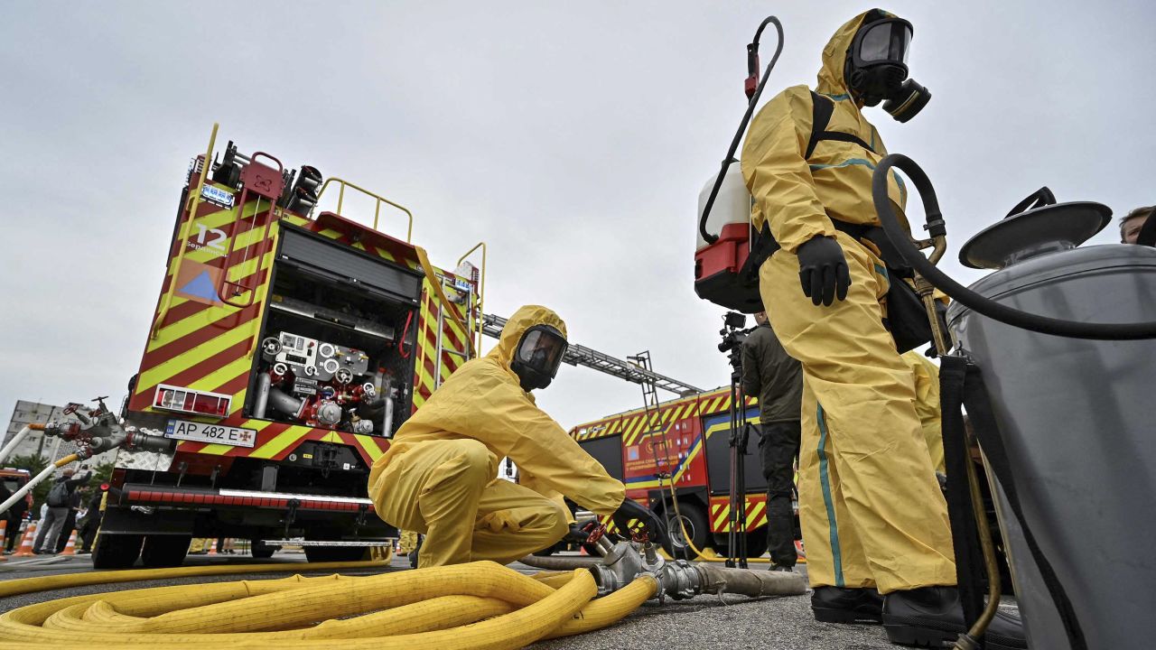 Los rescatistas asisten a un simulacro antirradiación el 29 de junio, en caso de emergencia en la ZNPP.