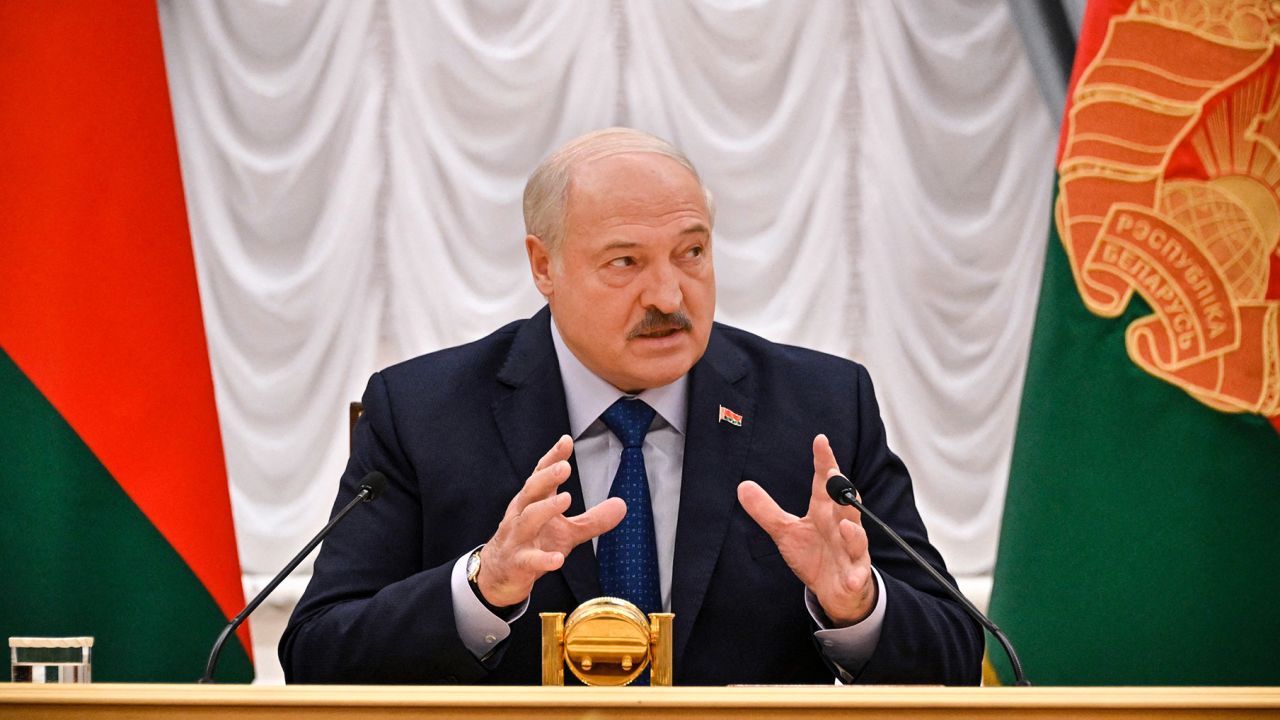 El presidente de Bielorrusia, Alexander Lukashenko, habla con los medios extranjeros en su residencia, el Palacio de la Independencia, en la capital, Minsk, el 6 de julio de 2023.   