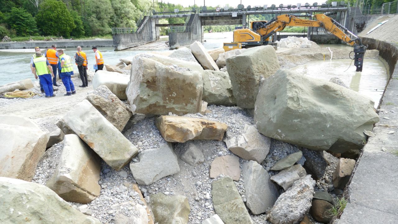 Rubble from Munich's main synagogue was discovered at a weir on the Isar river.