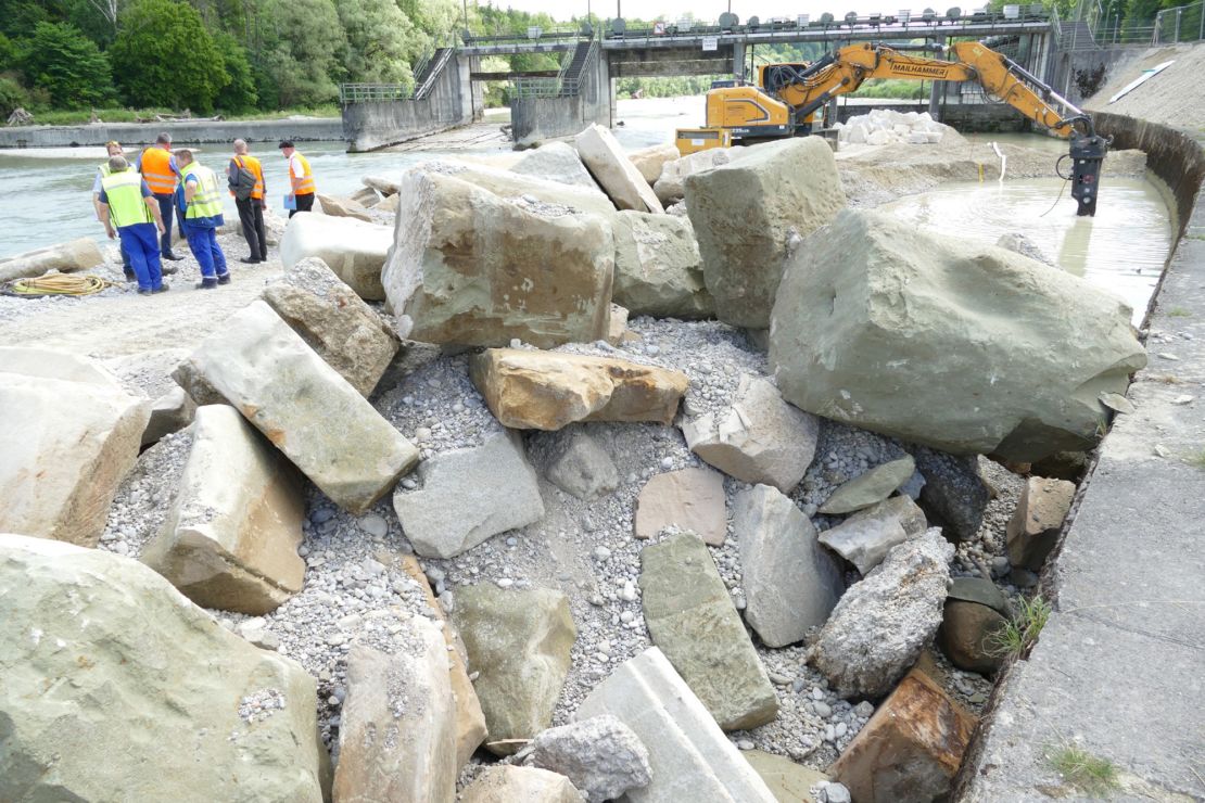 Rubble from Munich's main synagogue was discovered at a weir on the Isar river.