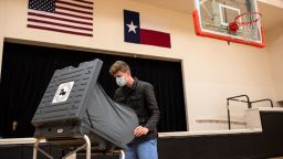  Секретар по изборите настройва машина за гласуване в деня на изборите в Хюстън, Тексас, през ноември 2020 г. 