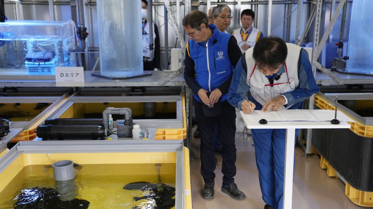 El jefe de la OIEA, Rafael Grossi, durante una inspección en Fukushima, Japón, el 5 de julio de 2023.