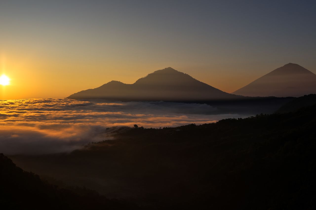 El sol sale sobre el sagrado monte Agung de Bali el 18 de mayo de 2023.