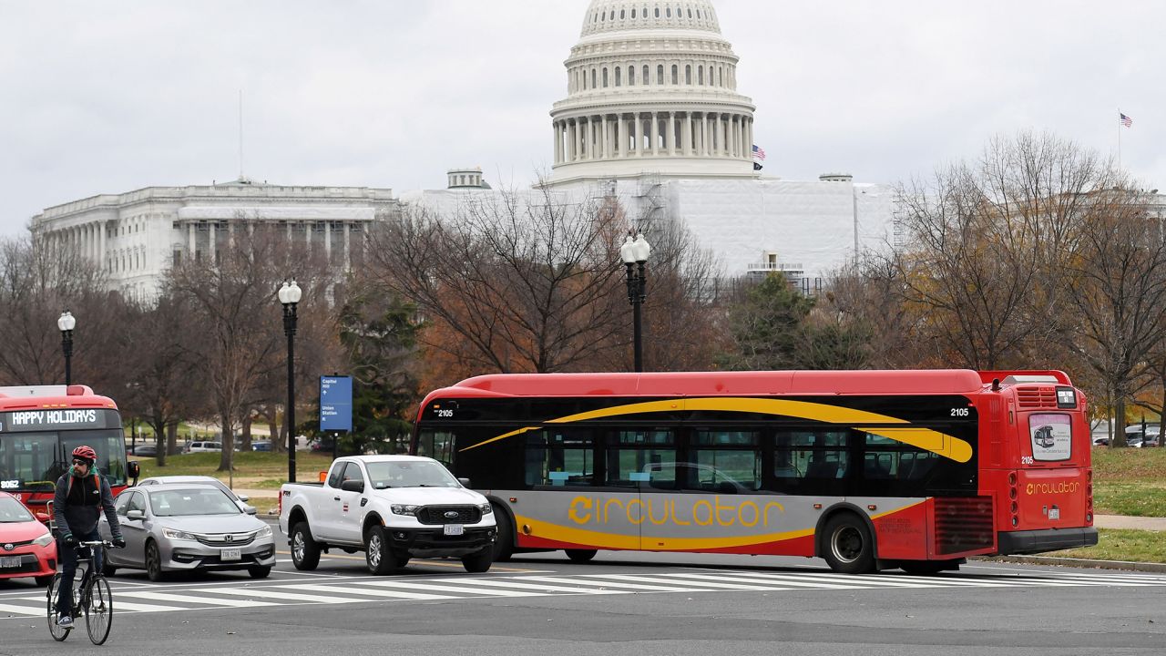 Washington, DC votó para eliminar las tarifas en su red de autobuses, pero el plan se retrasó por problemas de financiación.