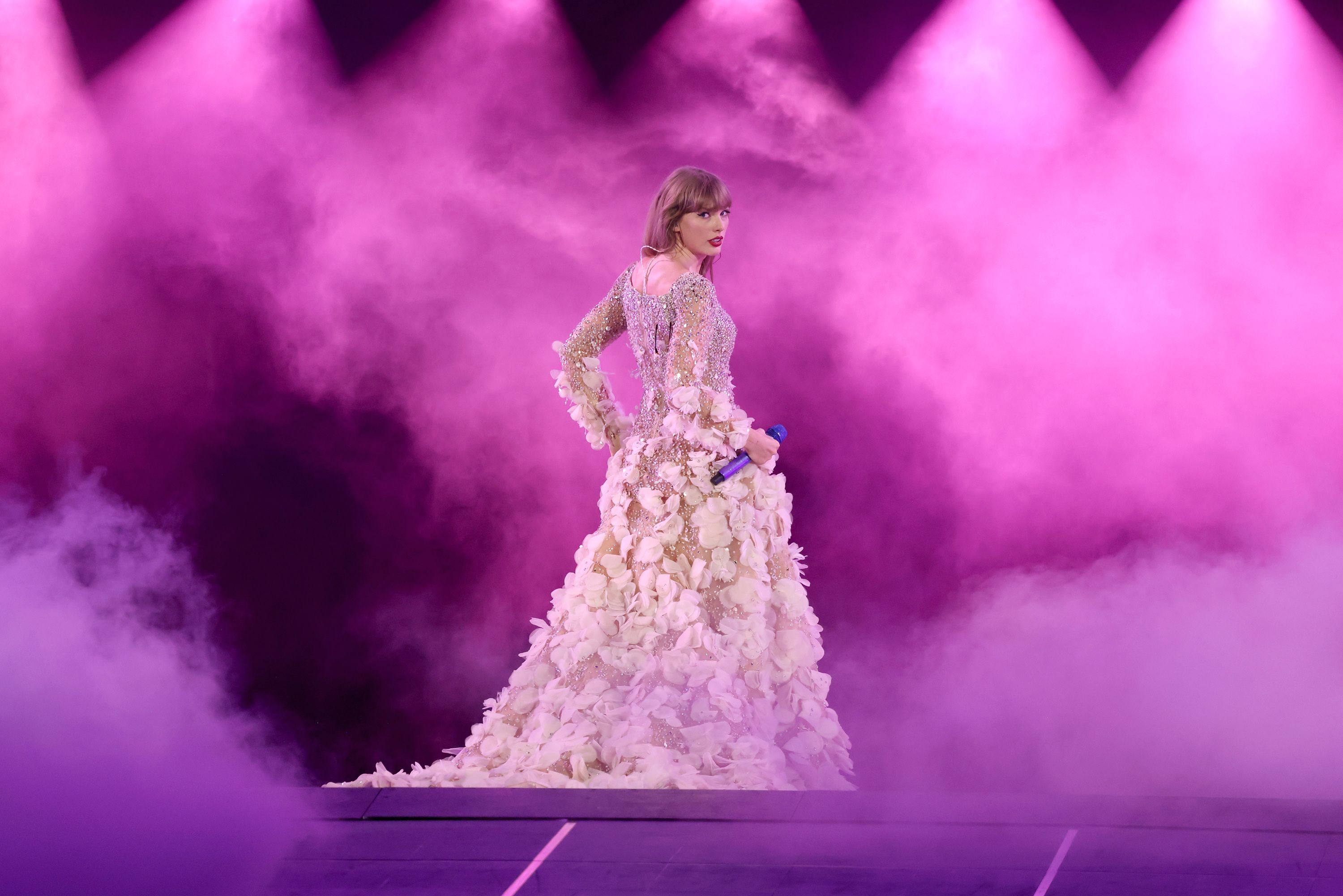 https://media.cnn.com/api/v1/images/stellar/prod/230707111534-taylor-swift-nashville-0506-restricted.jpg?c=original