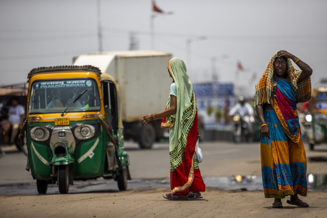 Pedestrians along a road during high temperatures in Patna, Bihar, India, on Thursday, June 22, 2023