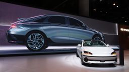 Ioniq 6 на Hyundai е изложен на автомобилното ревю в Лос Анджелис 2022 на 18 ноември 2022 година в Лос Анджелис, Калифорния. 