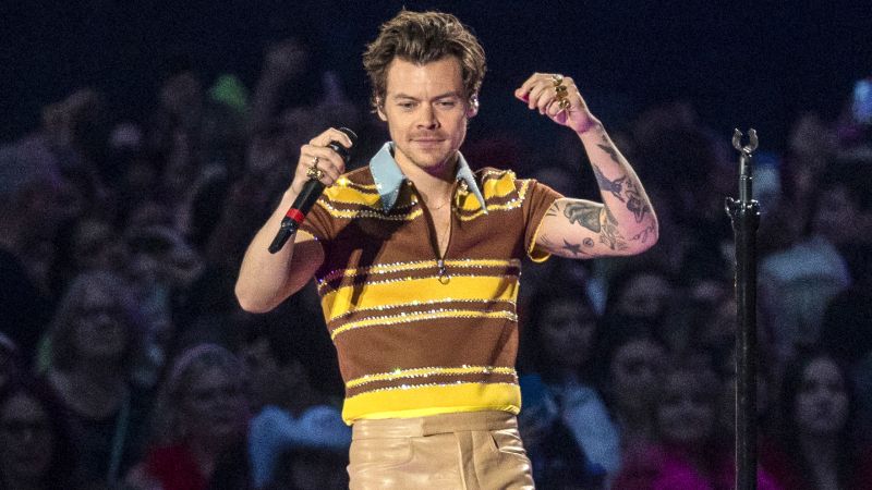 NextImg:Here we go again: Harry Styles hit in eye with object while performing on stage at Vienna concert | CNN