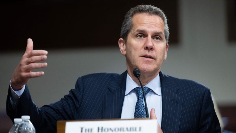 NextImg:Top Fed official proposes higher capital limits for larger banks | CNN Business