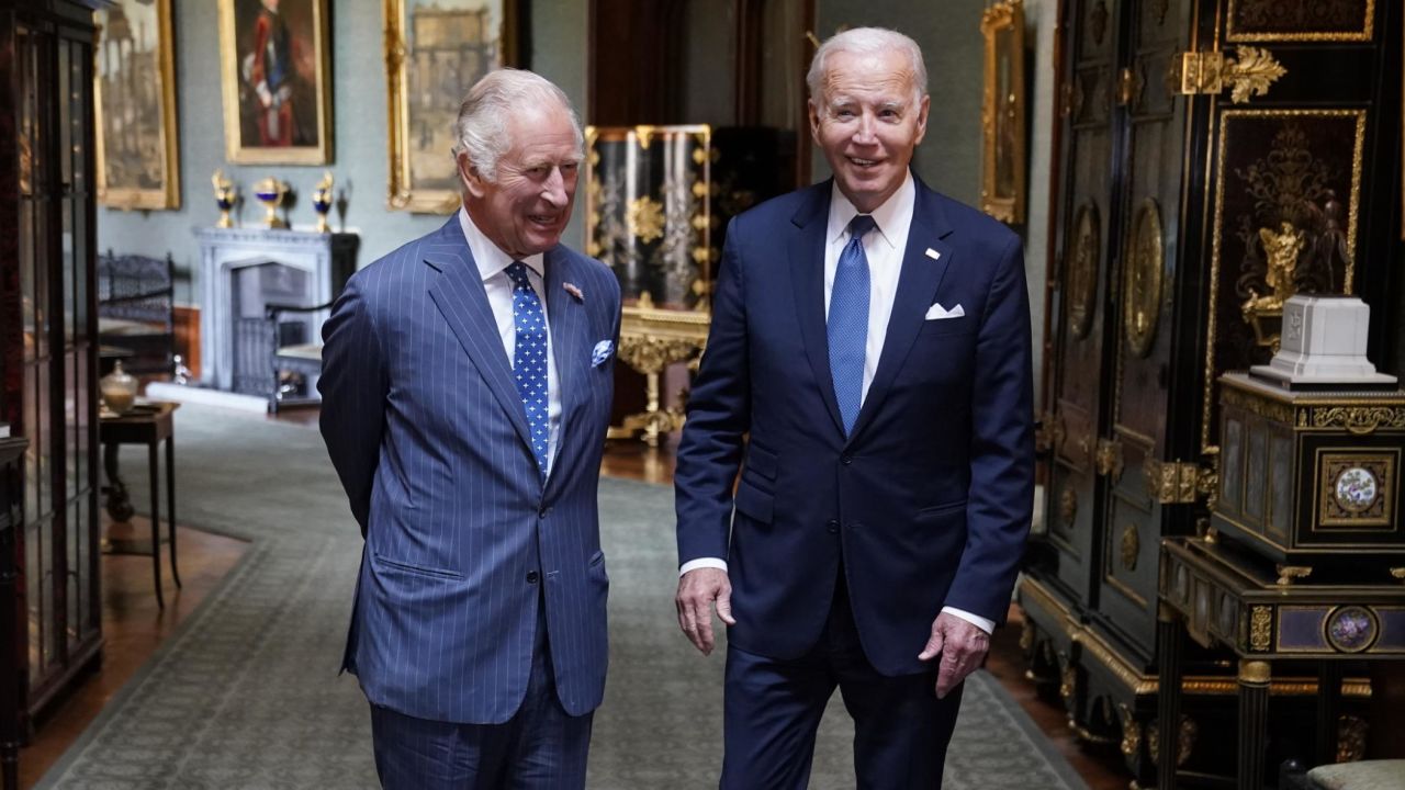 WINDSOR, INGLATERRA - 10 DE JULIO: El rey Carlos III y el presidente estadounidense Joe Biden posan en el Gran Corredor del Castillo de Windsor el 10 de julio de 2023 en Windsor, Inglaterra. 