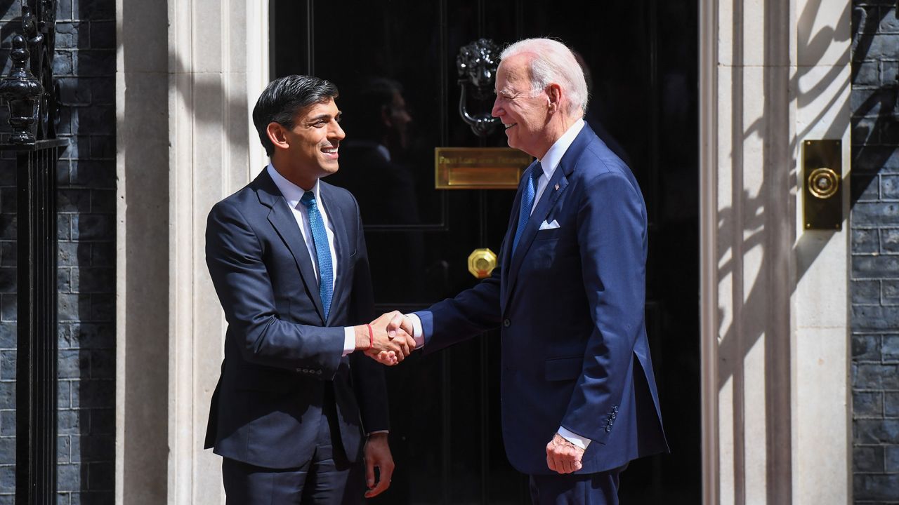El presidente de los Estados Unidos, Joe Biden, a la derecha, le da la mano a Rishi Sunak, primer ministro del Reino Unido, antes de su reunión en Downing Street en Londres, Reino Unido, el lunes 10 de julio de 2023. 