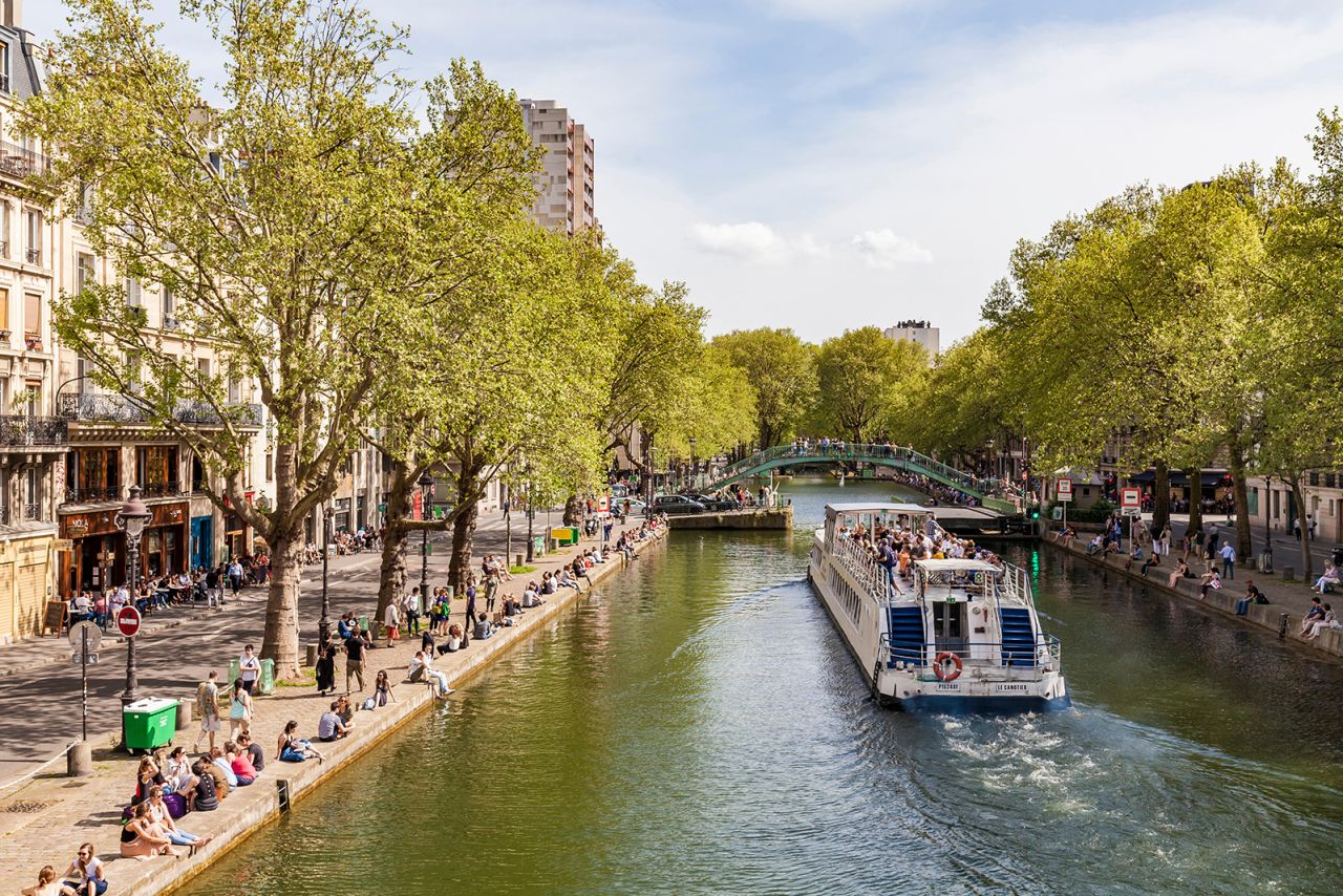 WW879H France, Paris, city centre, Canal Saint Martin, shipping channel, excursion boat, sightseeing tour