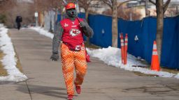  Самонареченият Chiefsaholic върви към стадиона на Denver Broncos преди мач от NFL на 8 януари 2022 г. class=