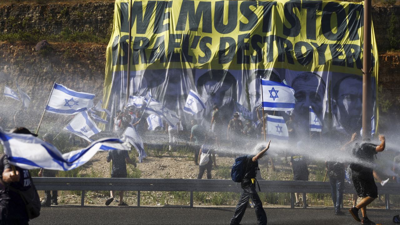 イスラエルではこの計画に反対する抗議活動が年間を通じて勃発した。