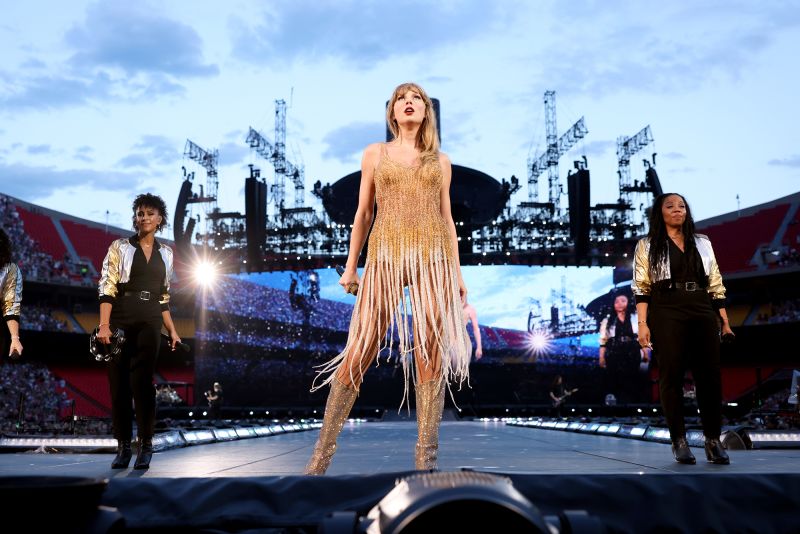 Thousands Of Taylor Swift Fans Left Hanging As Ticketmaster Suddenly ...