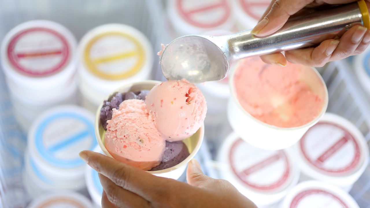 Bei Pints ​​of Joy in Sunnyvale, Kalifornien, werden Kugeln Falooda-Eis auf Blueberry-Lavender-Eis gelegt. 