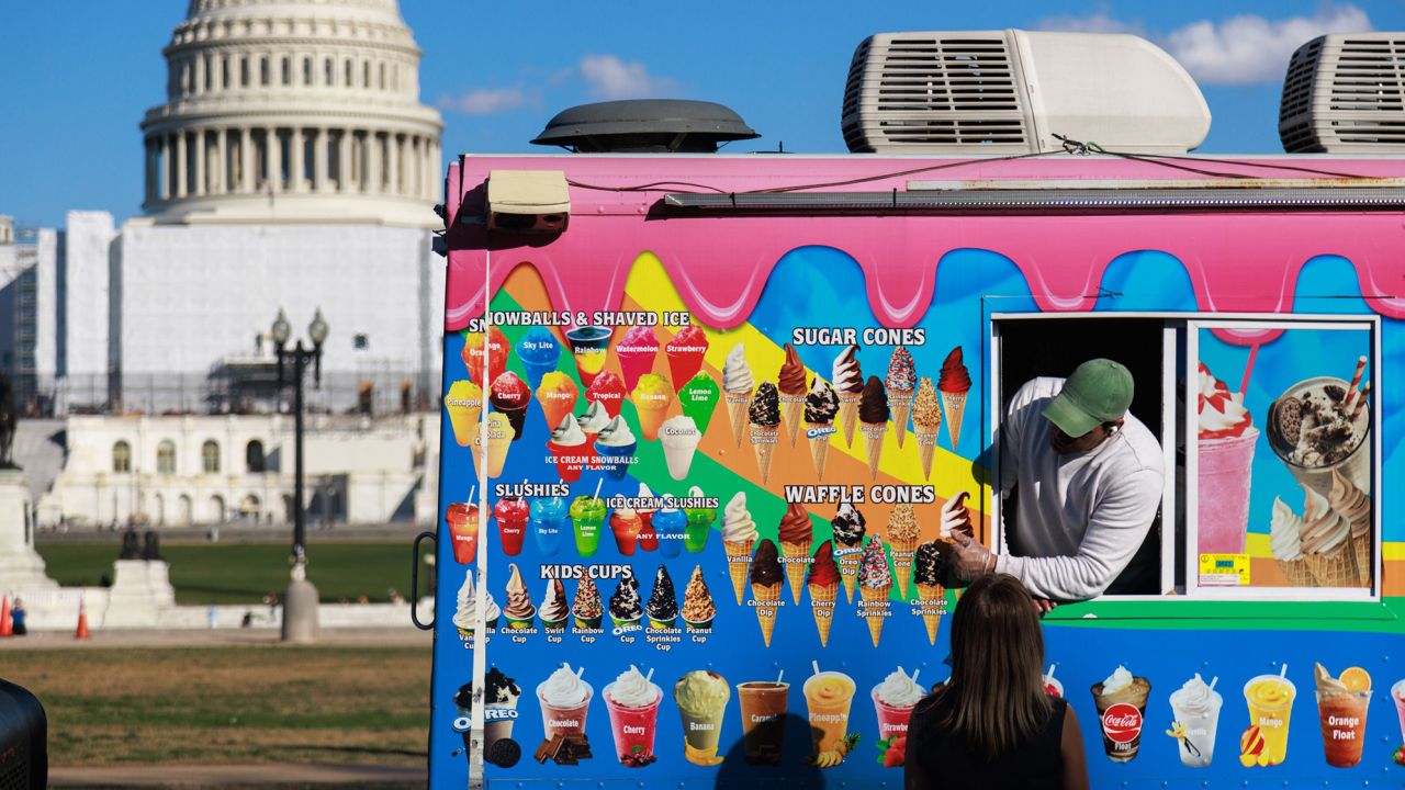 Während der Hitzewelle dieses Winters kauft eine Person in der Nähe des US-Kapitols Eis. 