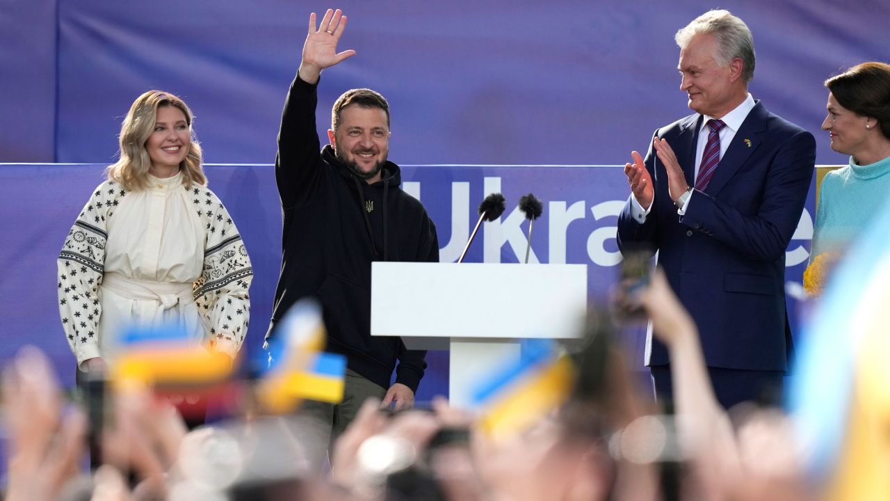 El presidente de Ucrania, Volodymyr Zelenskyy (segundo desde la izquierda) y el presidente de Lituania, Gitanas Nauseda (segunda a la derecha), se dirigen al público durante un evento al margen de una cumbre de la OTAN en Vilnius, Lituania, el martes 11 de julio de 2023 