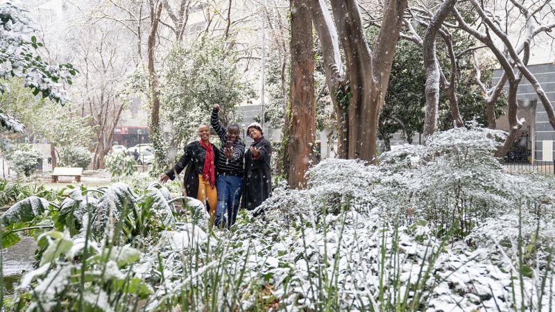 NextImg:South Africans abuzz after first snowfall in over a decade | CNN