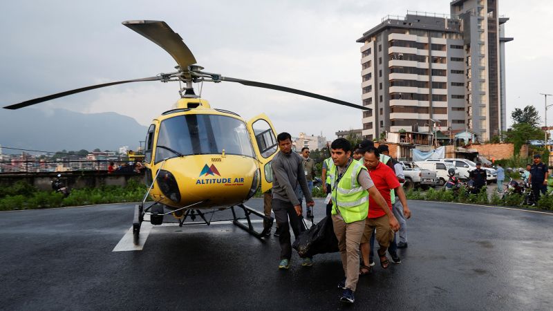 Hatan haltak meg egy helikopter-balesetben Nepálban, a Mount Everest közelében