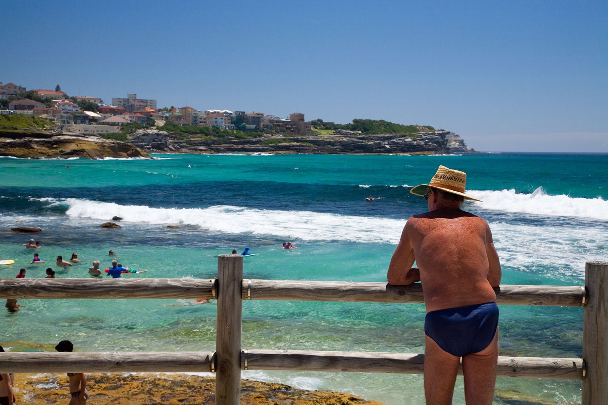C99B64 A man looks out over the sea at Bronte Beach. Sydney, New South Wales, Australia