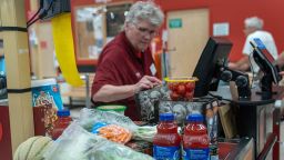  ЮЖЕН БЪРЛИНГТЪН, ВЪРМОНТ – 1 ЮЛИ: Клиентите плащат хранителни стоки в супермаркет Hannaford на 1 юли 2023 г. в Саут Бърлингтън, Върмонт. Нивото на инфлация за храни и други дълготрайни стоки беше 9,7% през май 2023 г. (Снимка от Робърт Никелсбърг/Гети изображения)