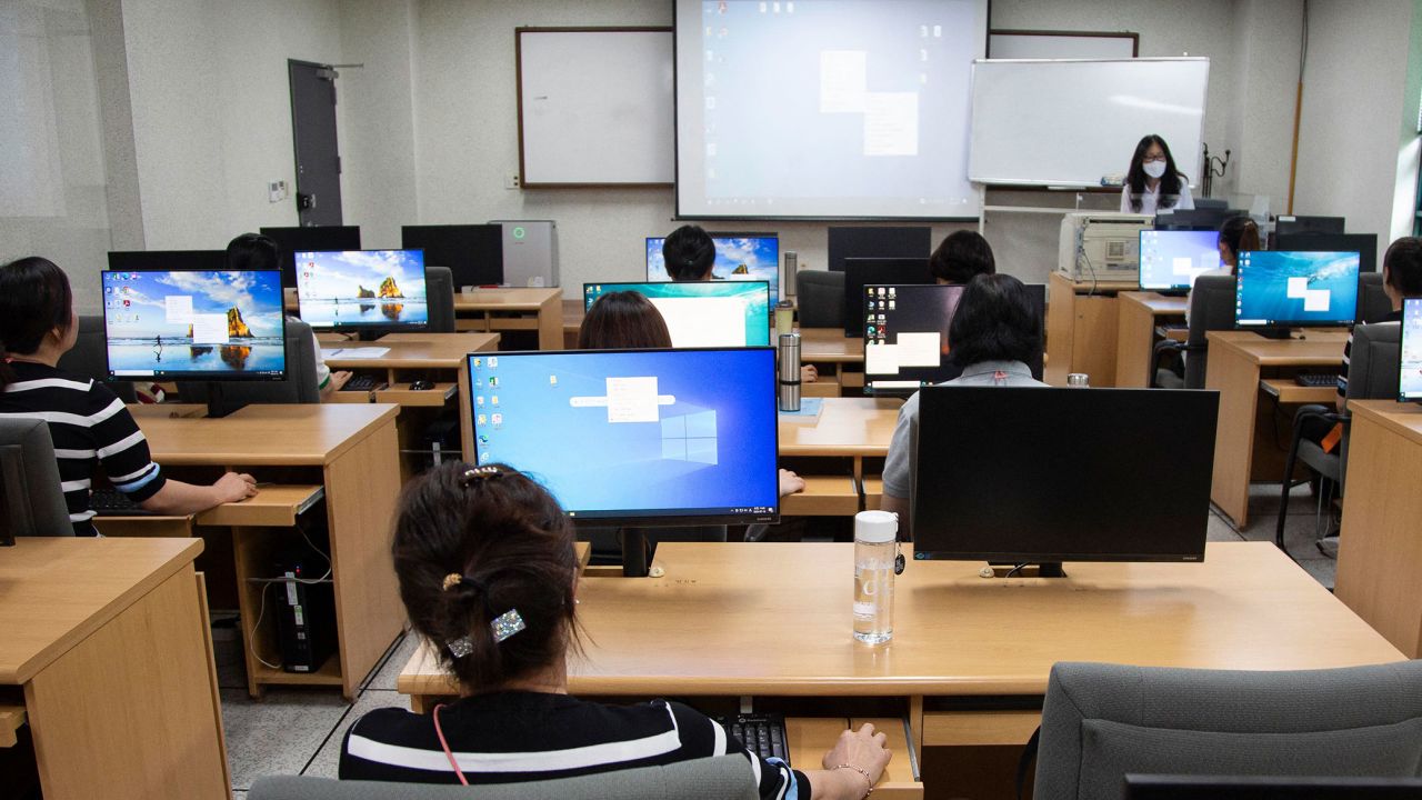 Desertores de Corea del Norte asisten a una clase de computación en las instalaciones de Hanawon el 10 de julio de 2023.