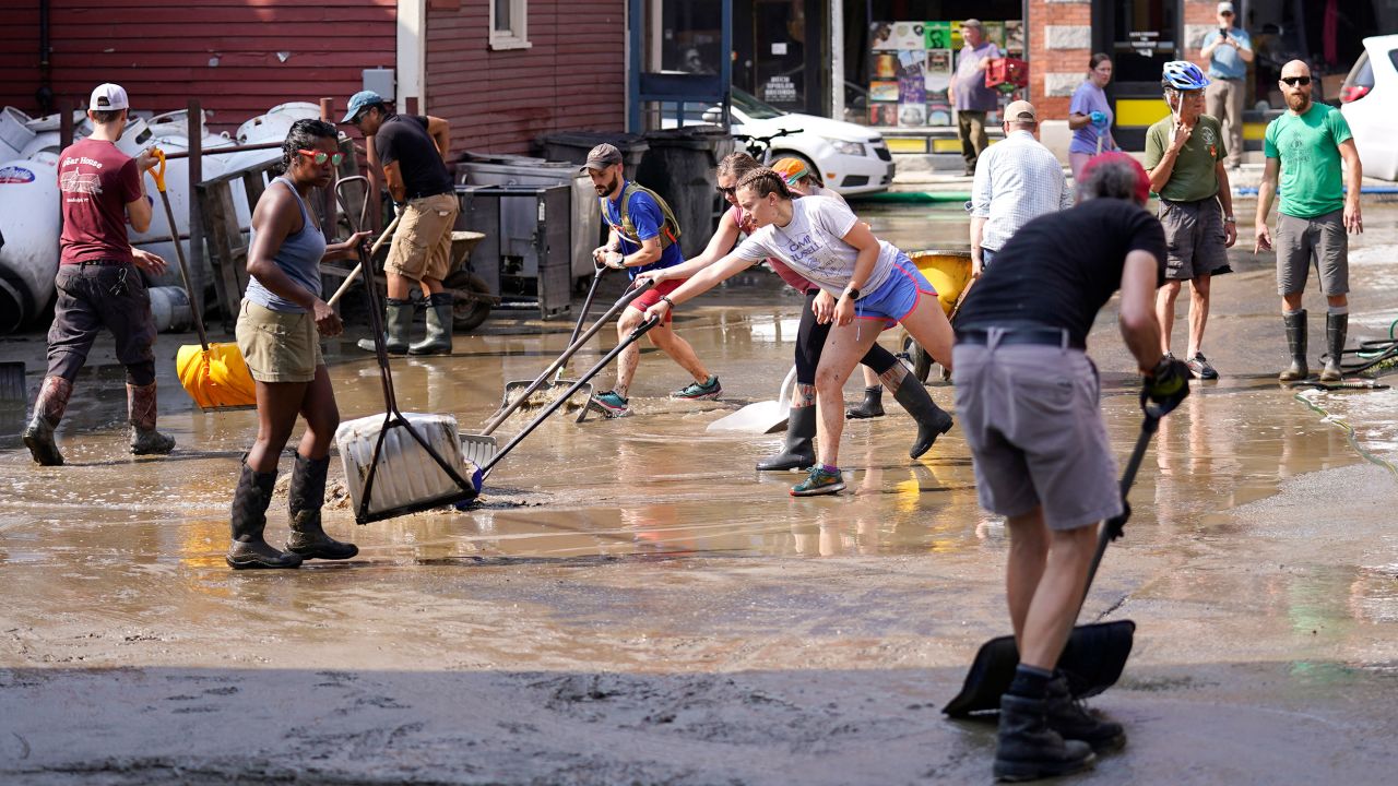 Voluntarios limpian un área de estacionamiento en el centro el miércoles en Montpelier, la capital de Vermont.
