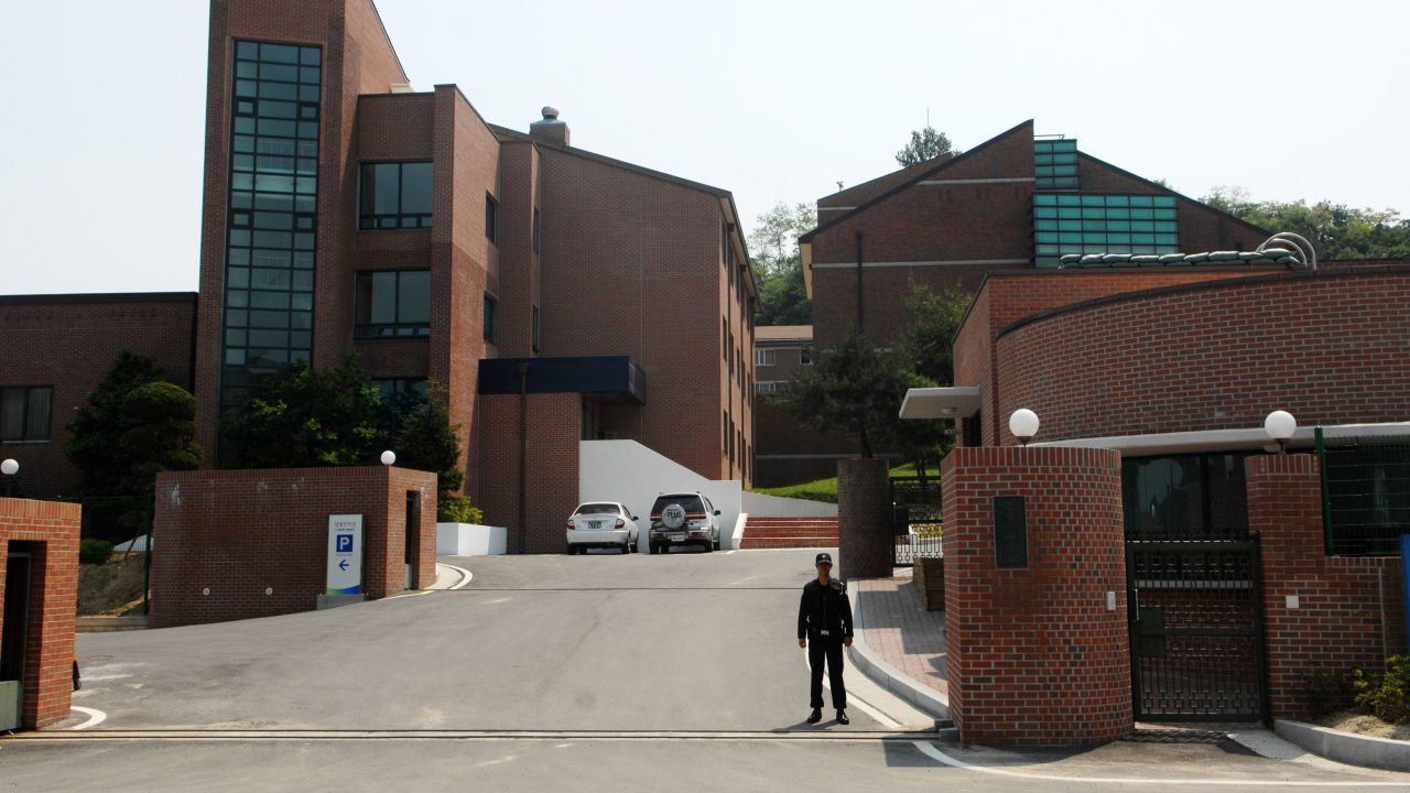 Un guardia de seguridad se para fuera de Hanawon en Anseong, Corea del Sur, el 28 de mayo de 2009.