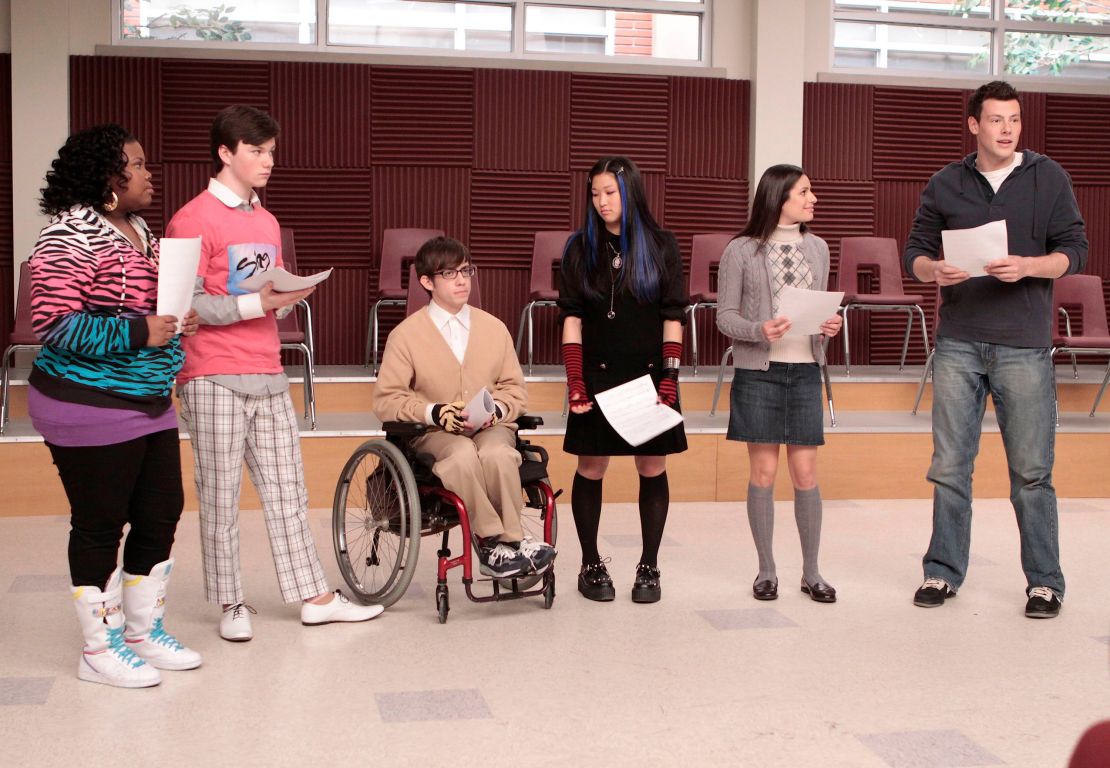 Amber Riley, Chris Colfer, Kevin McHale, Jenna Ushkowitz, Lea Michele and Cory Monteith in an episode of "Glee." 