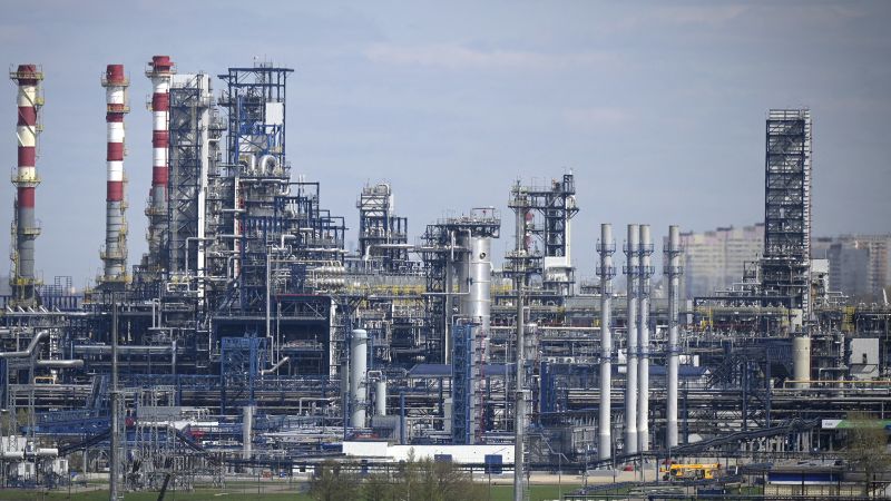 NextImg:Russian oil tops price cap set by Western countries for first time | CNN Business