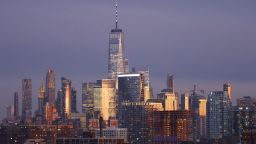 JERSEY CITY, NJ - 13 DE FEBRERO: El sol se pone en el horizonte del bajo Manhattan y One World Trade Center en la ciudad de Nueva York el 13 de febrero de 2023, visto desde Jersey City, Nueva Jersey.  (Foto de Gary Hershorn/Getty Images)