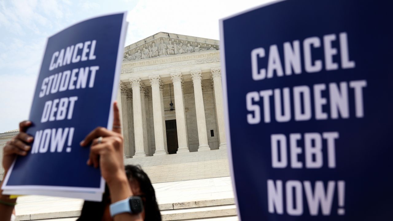 Activistas de alivio de la deuda estudiantil participan en una manifestación en la Corte Suprema de EE. UU. el 30 de junio de 2023 en Washington, DC.  En una decisión de 6-3, la Corte Suprema anuló el programa de condonación de deuda estudiantil de la administración Biden en Biden v. Nebraska. 