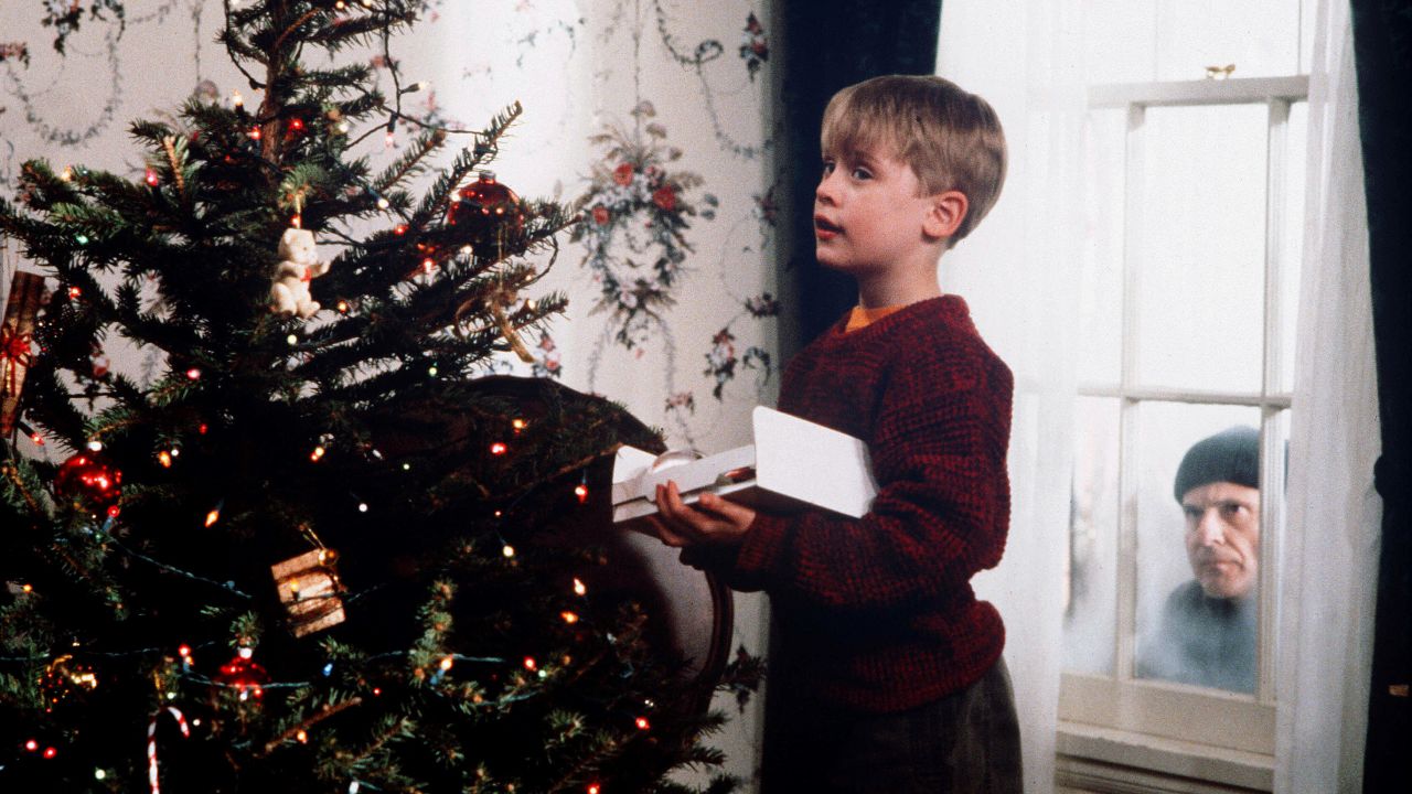 Macaulay Culkin, Joe Pesci in "Home Alone" - 1990
